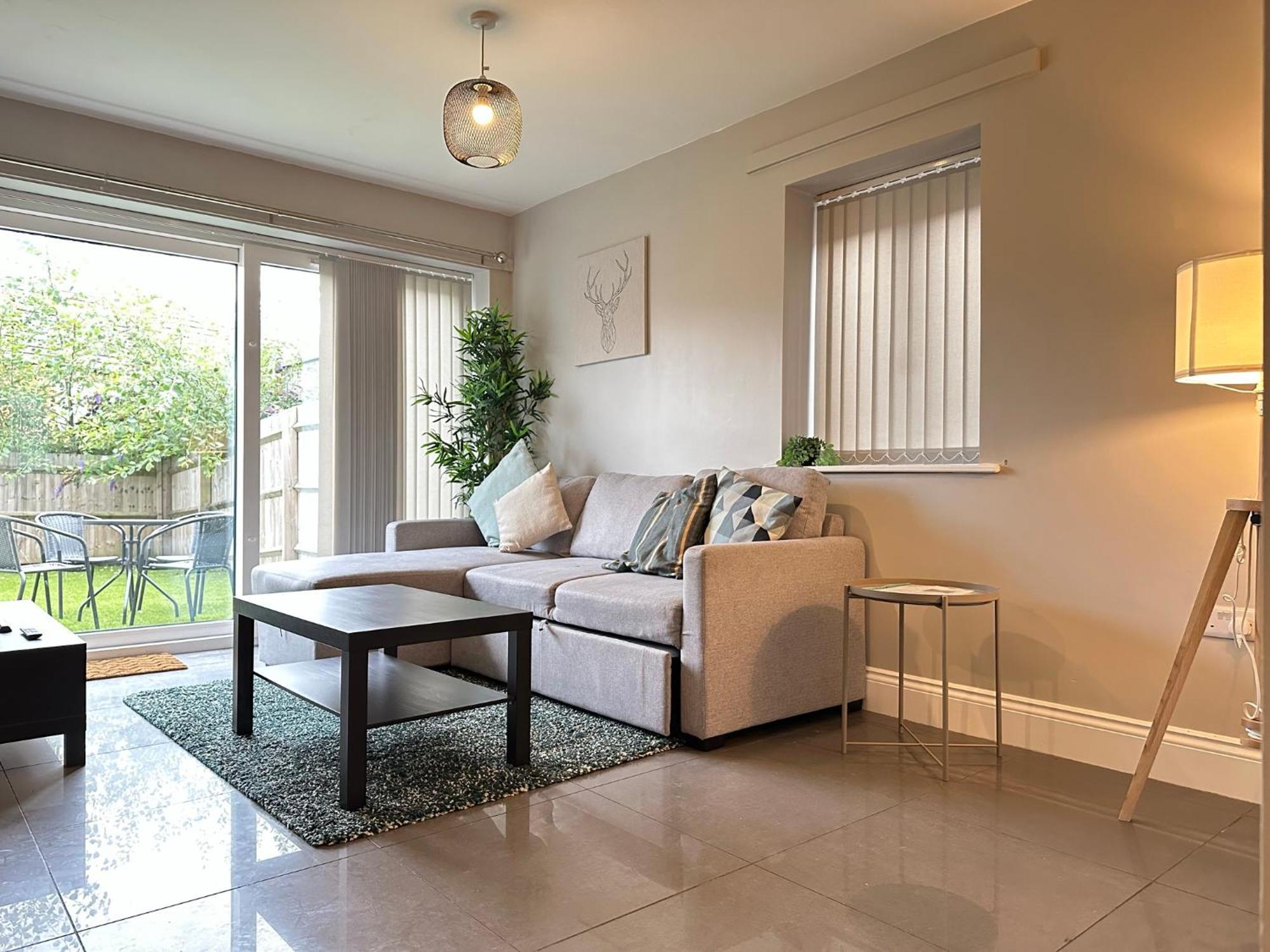 New Stylish House - Sleeps 7 - Free Parking - Contractors Welcome - Wifi Hébergement de vacances