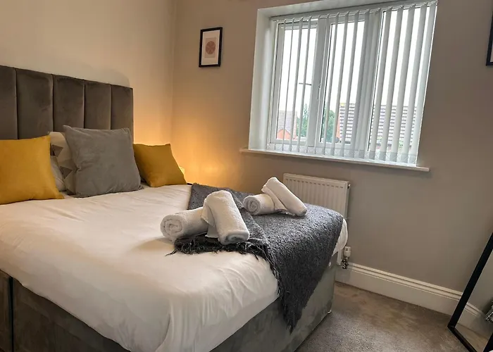 New Stylish House - Sleeps 7 - Free Parking - Contractors Welcome - Wifi